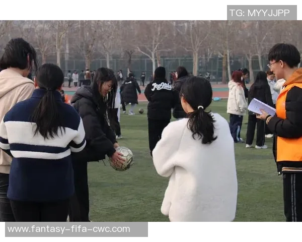 学校拥有20个足球为学生提供丰富的体育活动和锻炼机会促进身心健康发展 学校拥有20个足球为学生提供丰富的体育活动和锻炼机会促进身心健康发展